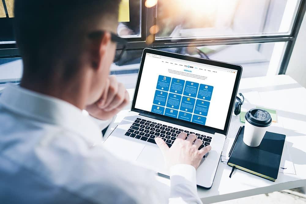 Laptop visitando IntegraComex